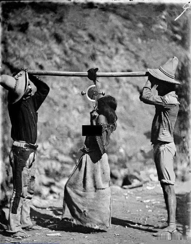 1892年在墨西哥奇瓦瓦州，一名女子在被作为奴隶贩卖之前称体重。

’照片中她被