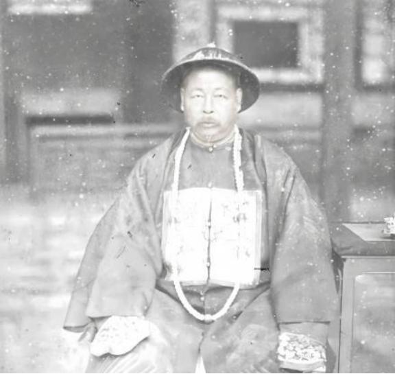 一天，妻子问左宗棠：“你每年收入多少两银子。”左宗棠回答：“40000两白银！”