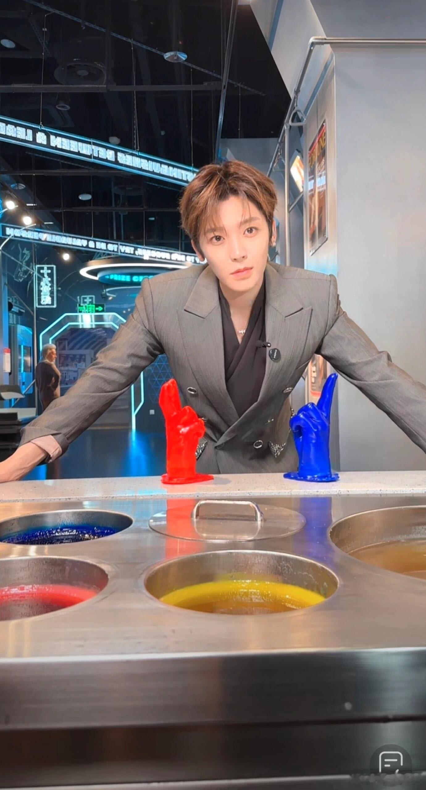 侯明昊顶着这张脸到处玩抽象帅哥的抽象操作真的无人能敌，明明颜值这么能打，怎么偏偏