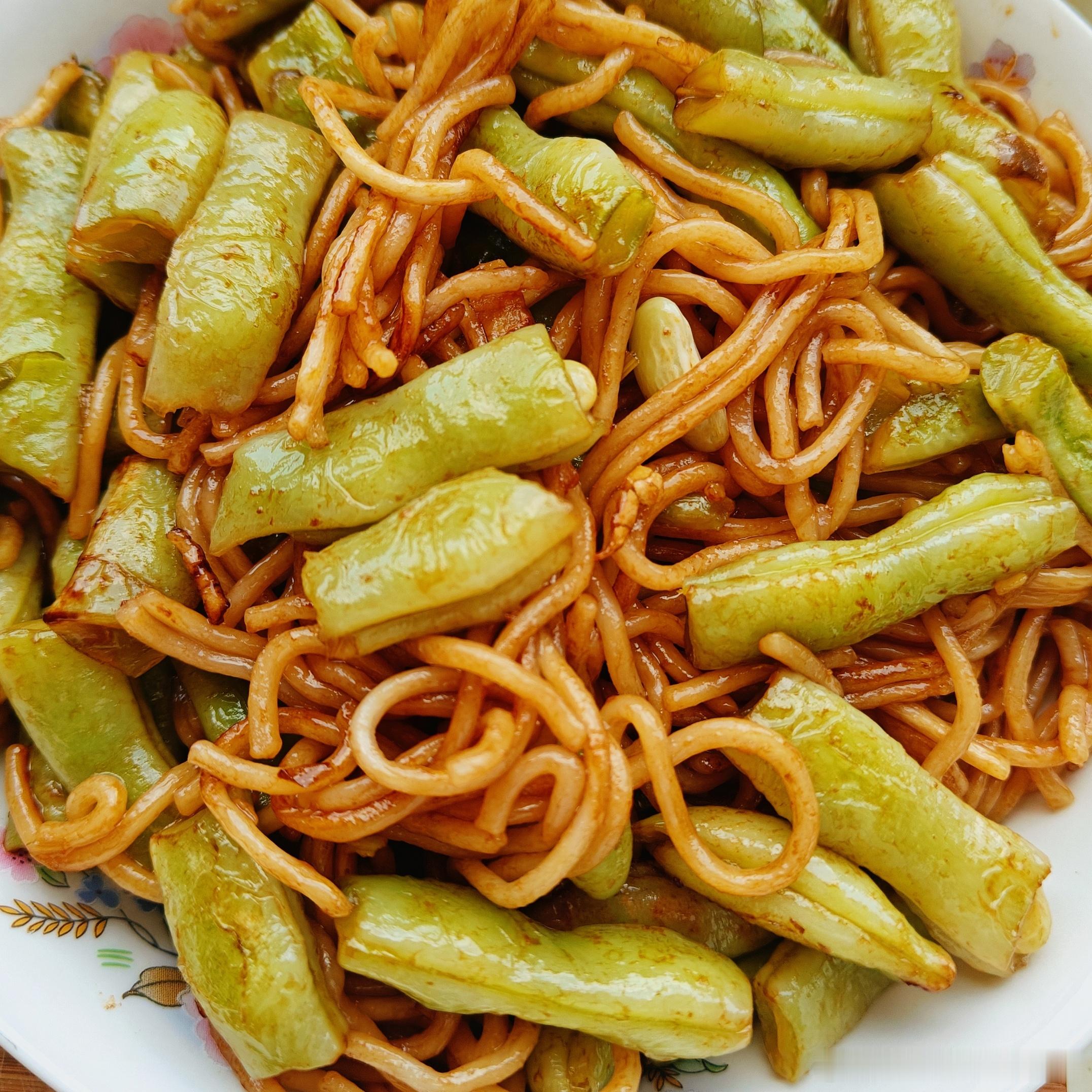 豆角焖面，一个爱吃豆角不爱面，一个爱吃面不爱豆角 
