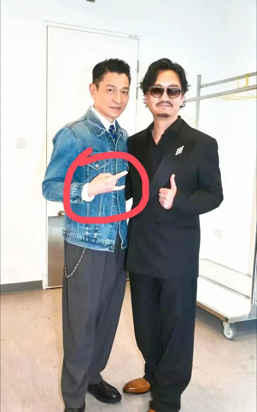 华人第一巨星华神刘德华老师拍照为什么总是比这样的手势，这到底是什么意思？ 