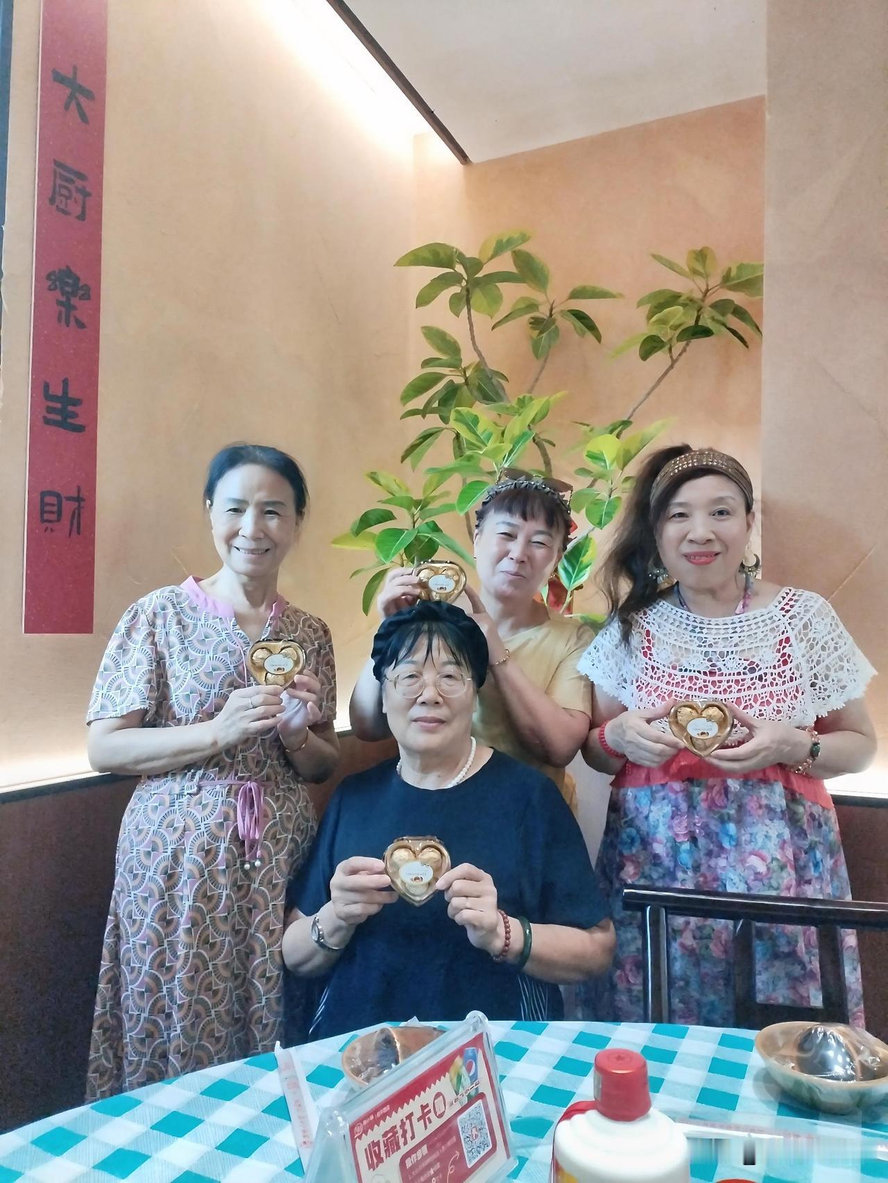 溪水潺潺，曲径幽深，沿溪水而婉转。古树荗盛，根径缠绕，遇阳光而争伸。
太阳光透过