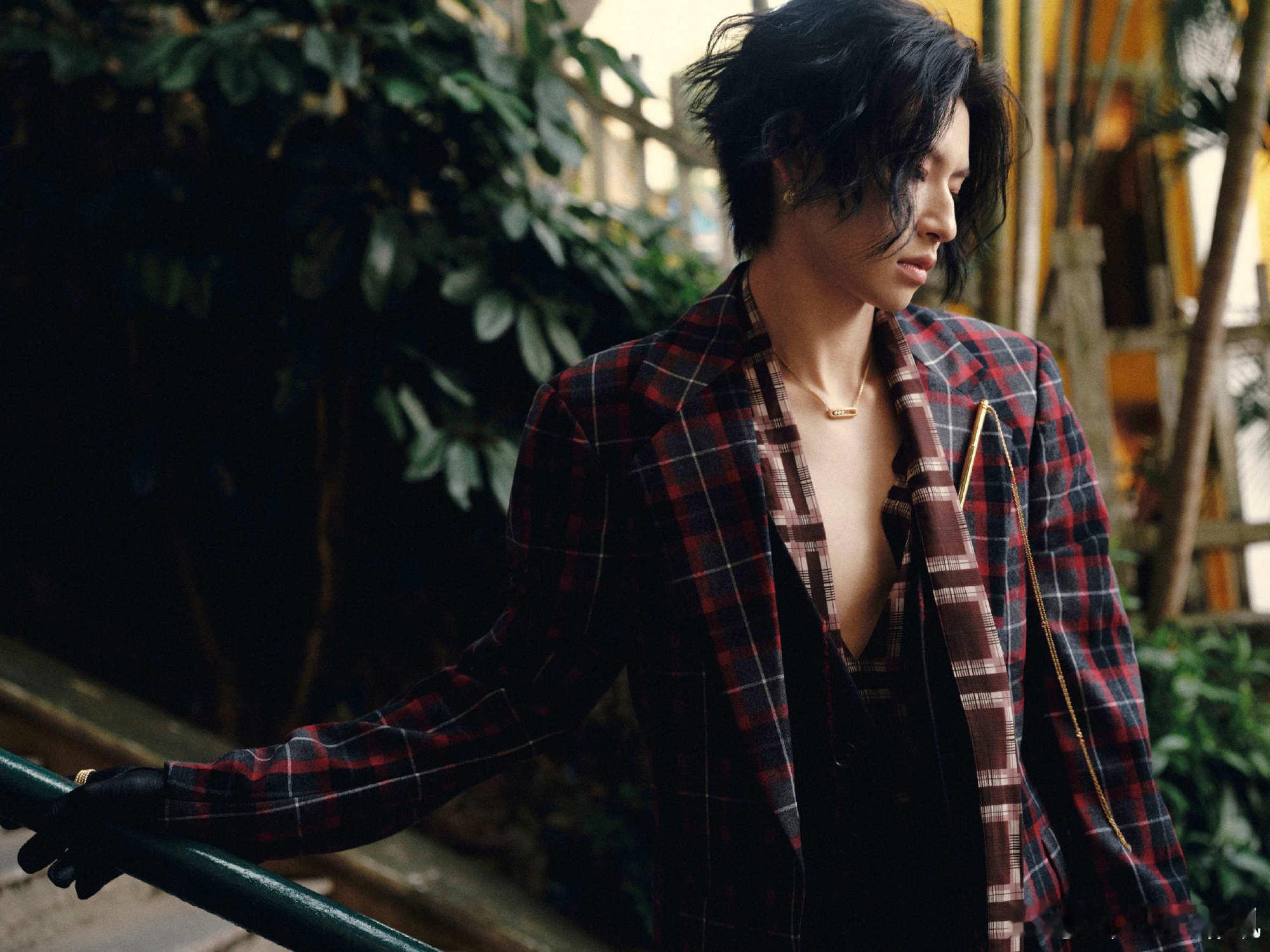 小鬼你的衣服好内个啊王琳凯这身造型也太吸睛啦，深 V 穿搭氛围感直接拉满，独特又