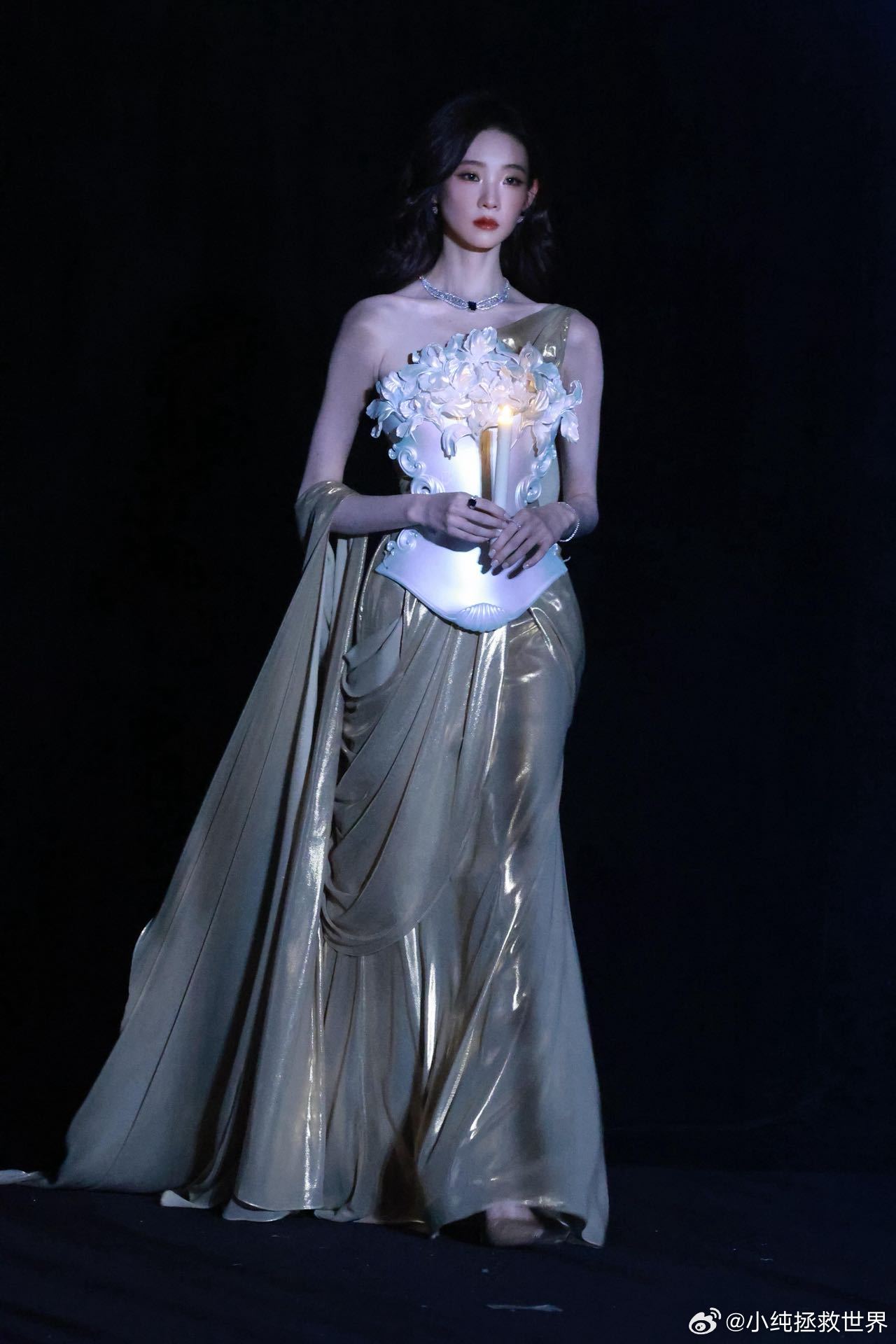 张艺凡从油画里走出的神女谁看了不说张艺凡是神女本女！从油画里走出来的既视感超强，