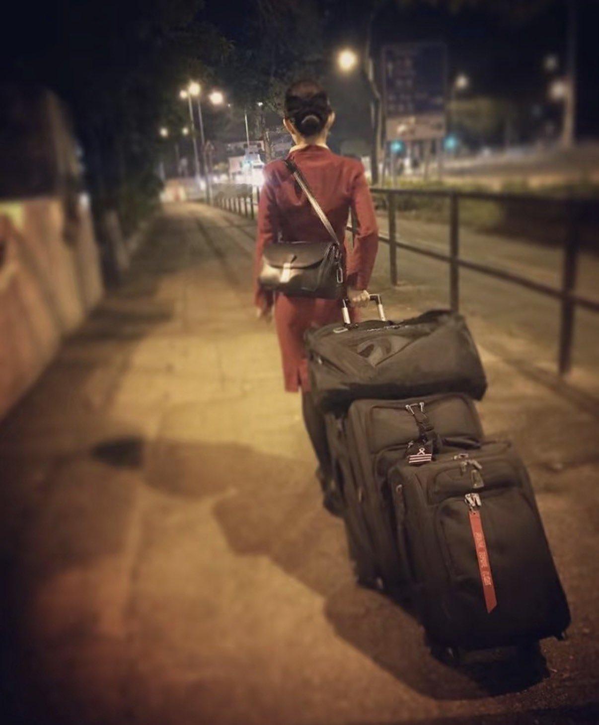 深夜的街头，这个红衣背影让人动容：谁在为优雅买单？
深夜的街头，昏暗的路灯拉长了