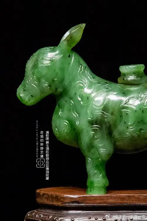 【清乾隆碧玉牺形砚滴】此器现藏故宫博物院，是乾隆朝宫廷玉雕文房精品。取材带天然墨