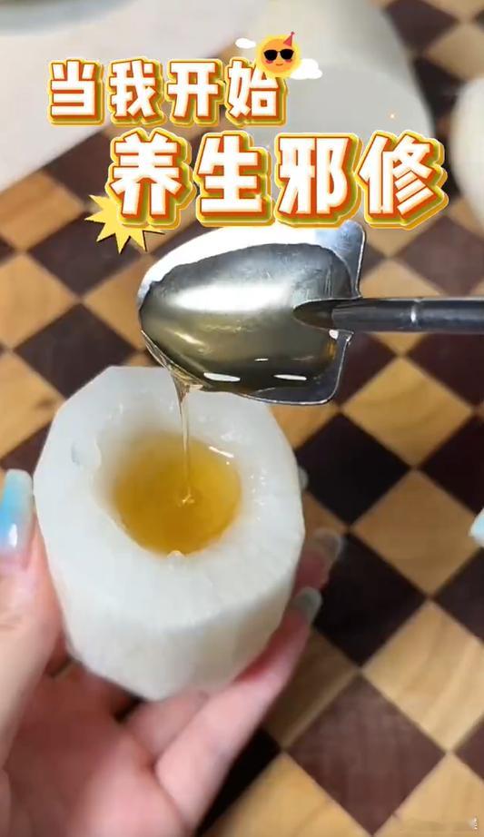 一边熬夜赶due赶得昏天黑地，一边往脸上猛敷熬夜急救面膜；一边吃着火锅涮着毛肚，