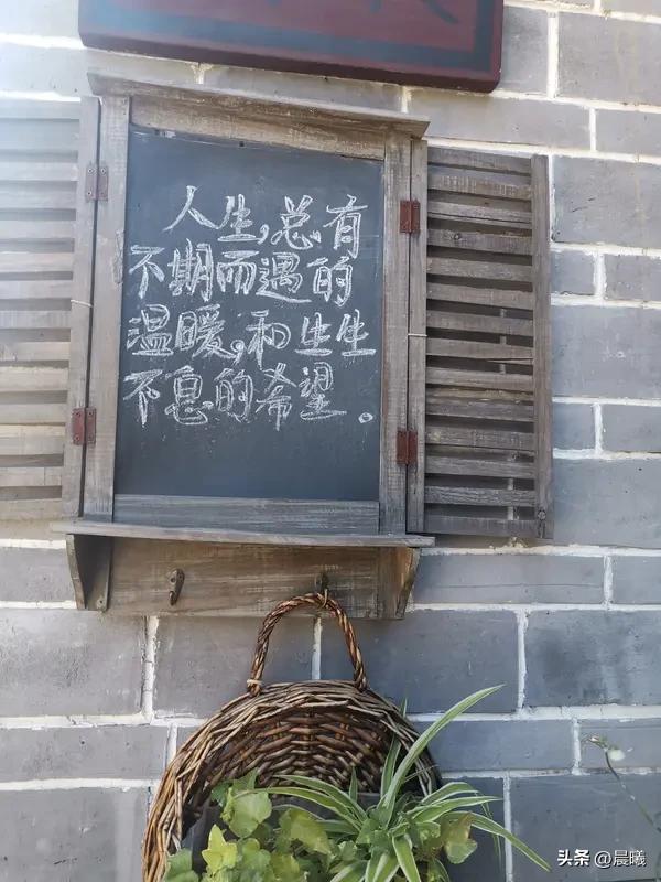 生活中，我们常陷入这样的怪圈。刷朋友圈，看到别人晒这晒那，心里瞬间失衡，焦虑憋屈