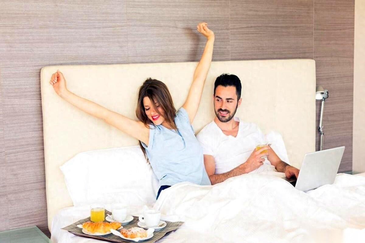 把身体“被掏空”当战绩炫耀，我真的会笑。
那不是你牛，那是你的身体在拿命陪你疯。