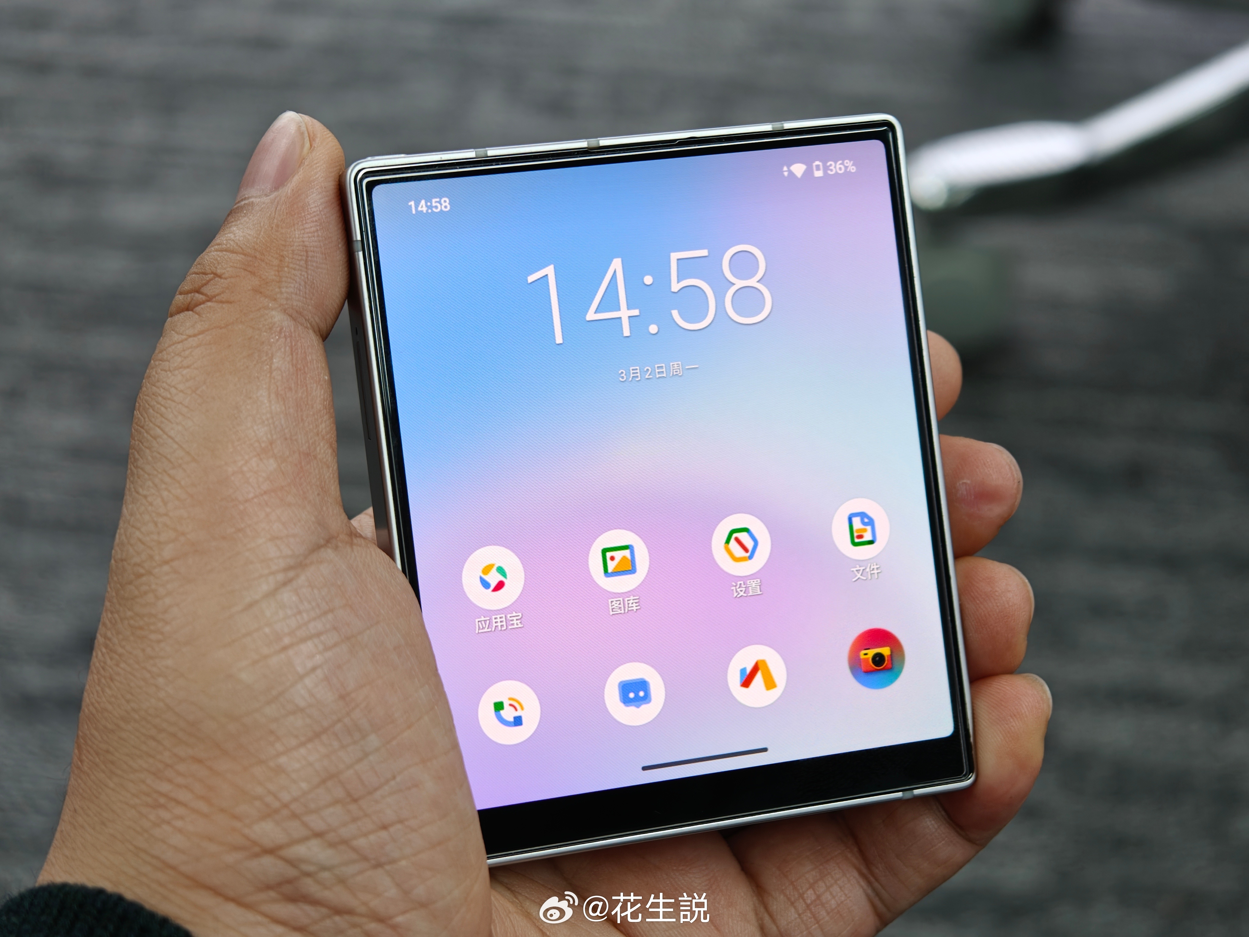 最近闲着无聊搞了个小玩具，一只手就能轻松拿捏，这才是真正的小屏手机啊它的摄像头还