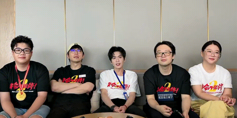 张若昀听导演夸他萌的反应原本认真讨论角色氛围特别正经，导演一句角色很萌直接杀出。