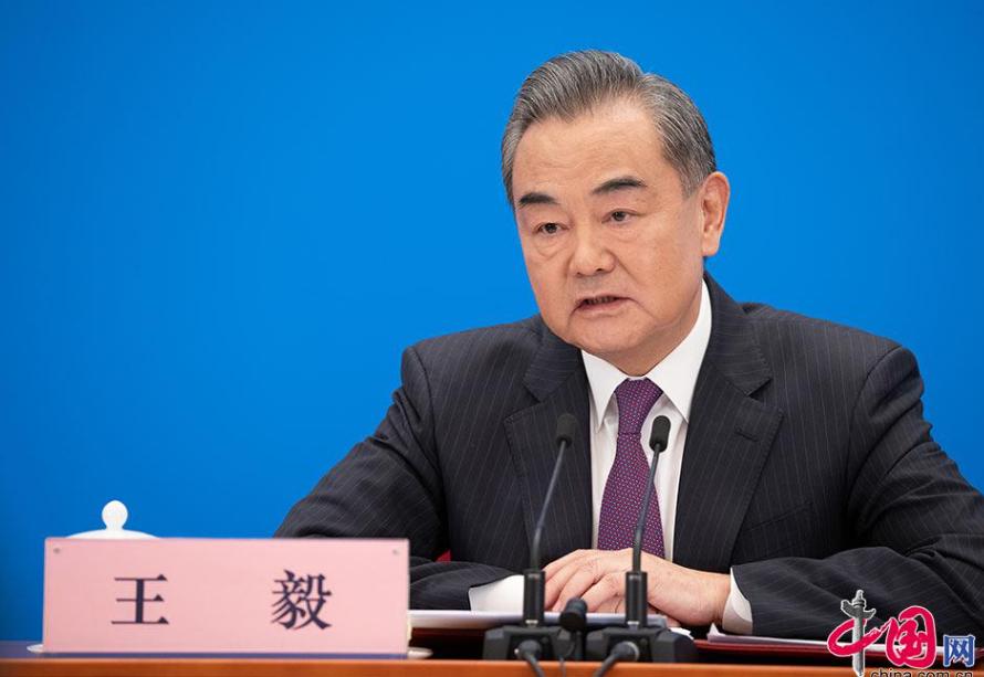高规格安排中国。当地时间7月21日，中国外交部长王毅抵达菲律宾马尼拉，在现场受到