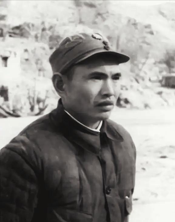 抗战中，八路军副团长王耀南忽发现日军纷纷脱去土黄色外衣，穿着和地貌完全不搭的白衬