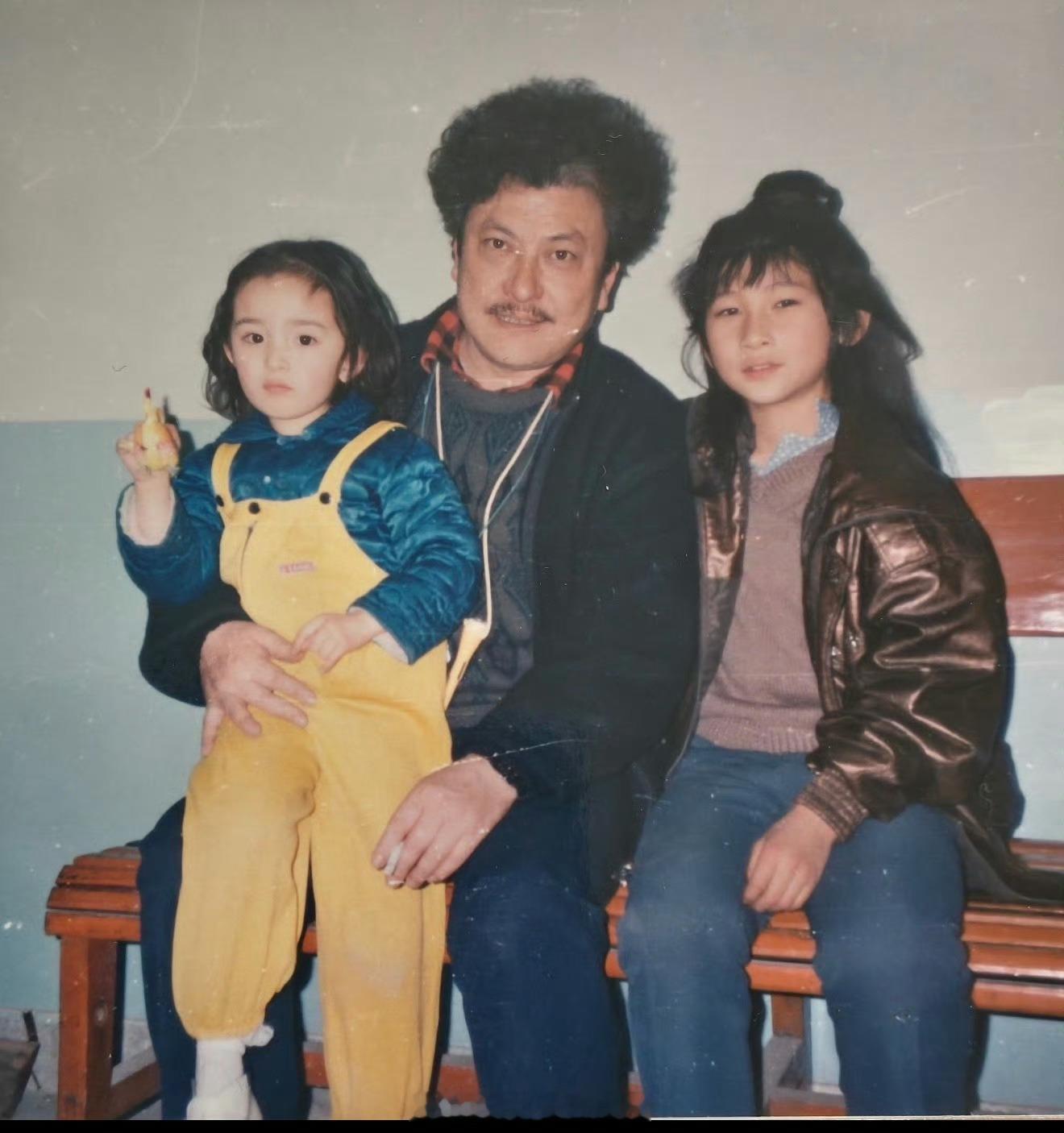 杨幂三岁时的合照杨幂小时候就是洋娃娃来的 杨幂三岁时的合照，小小幂洋娃娃来的 ​