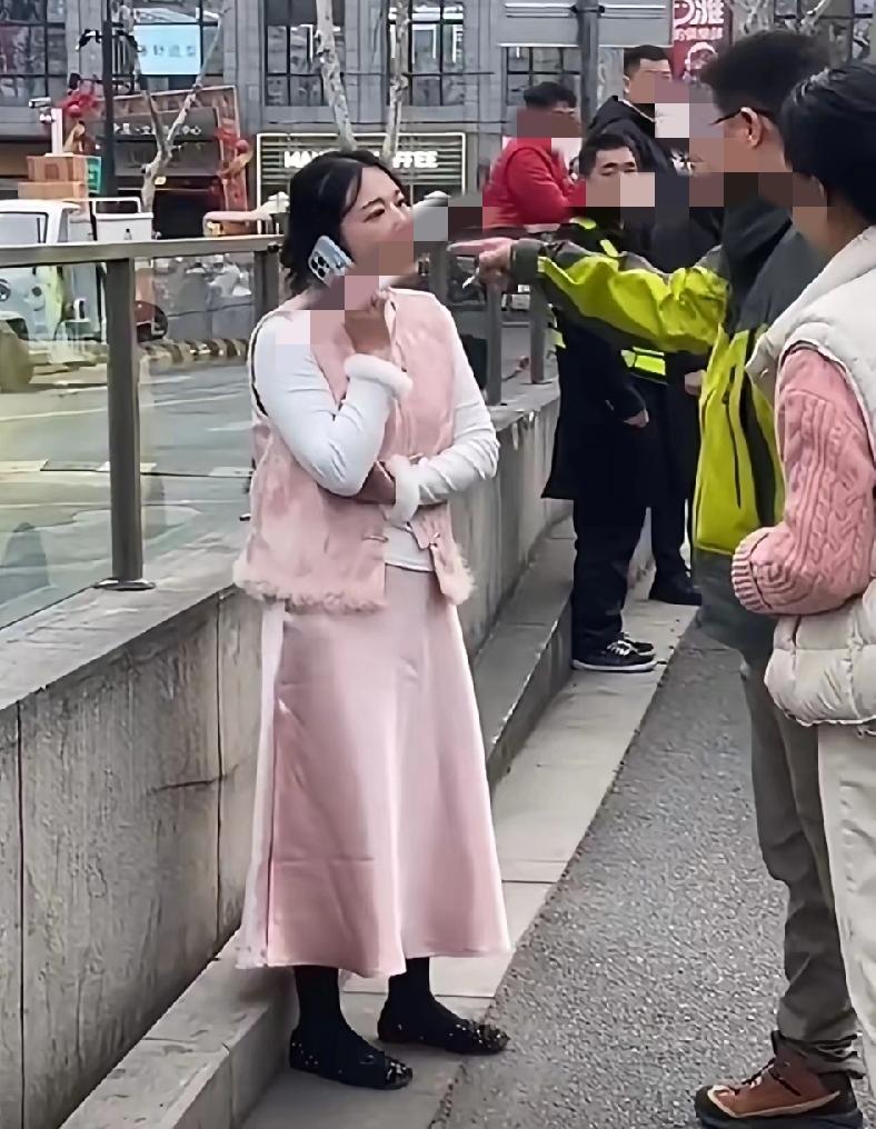 扬州女子交通纠纷被男子怒扇巴掌。女子有错在先，男子打人肯定不对。看了完整的视频，