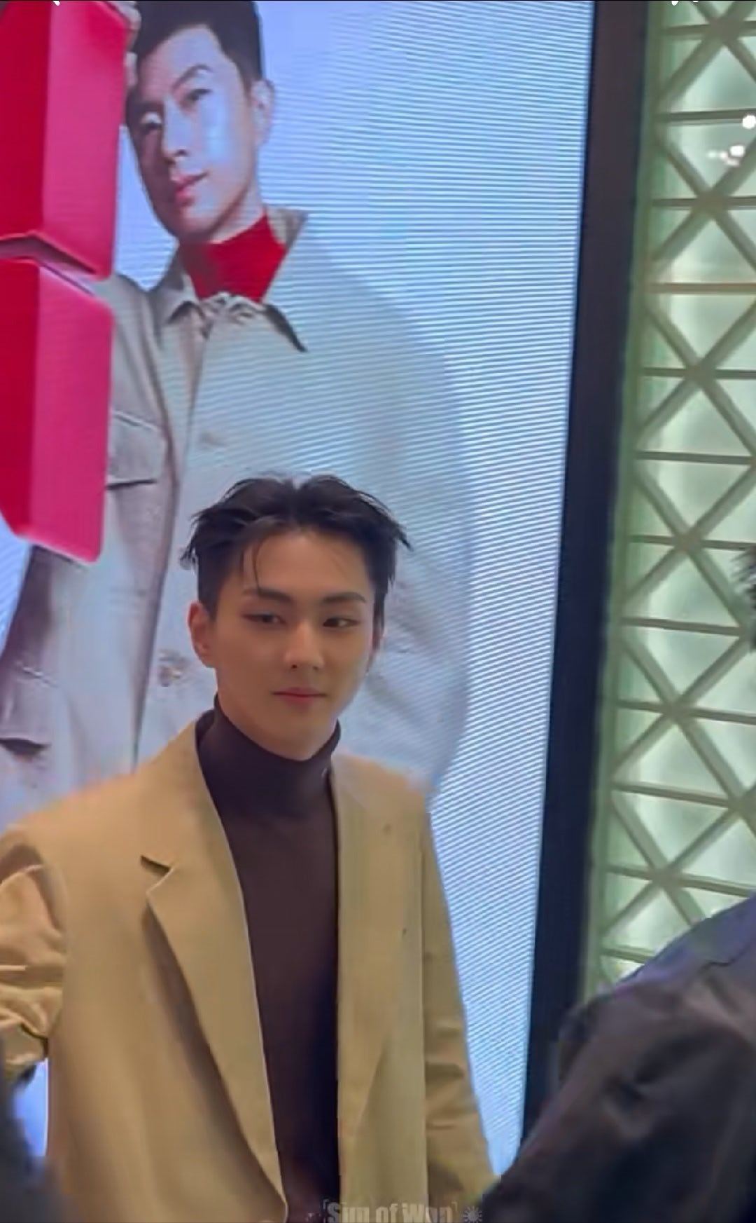 🤣所以看这样台北微风南山精品店的橱窗也是 