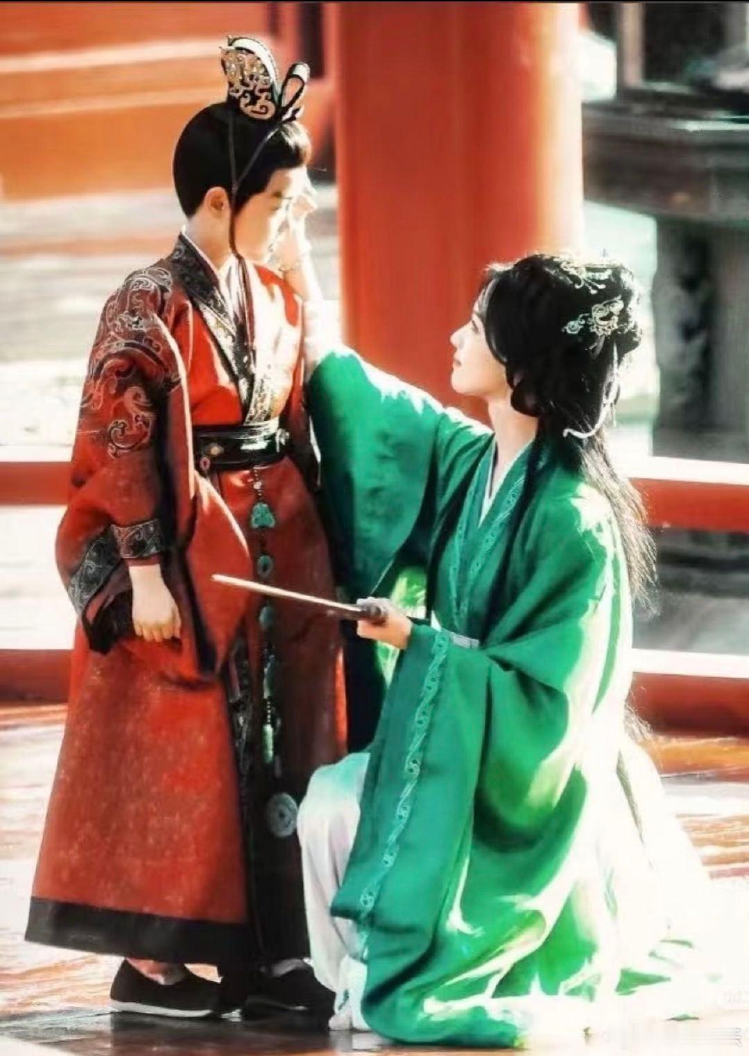 等我小了也想被陈都灵教 一边是驰骋战场的霸气女将，一边是温柔教剑的师长，陈都灵把