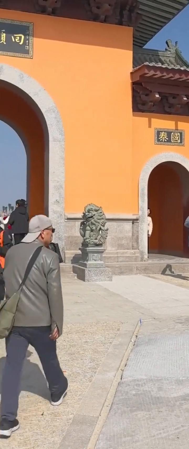 这个庙里的泰国是什么意思？泰国回头是岸什么意思？国泰民安。不好意思。