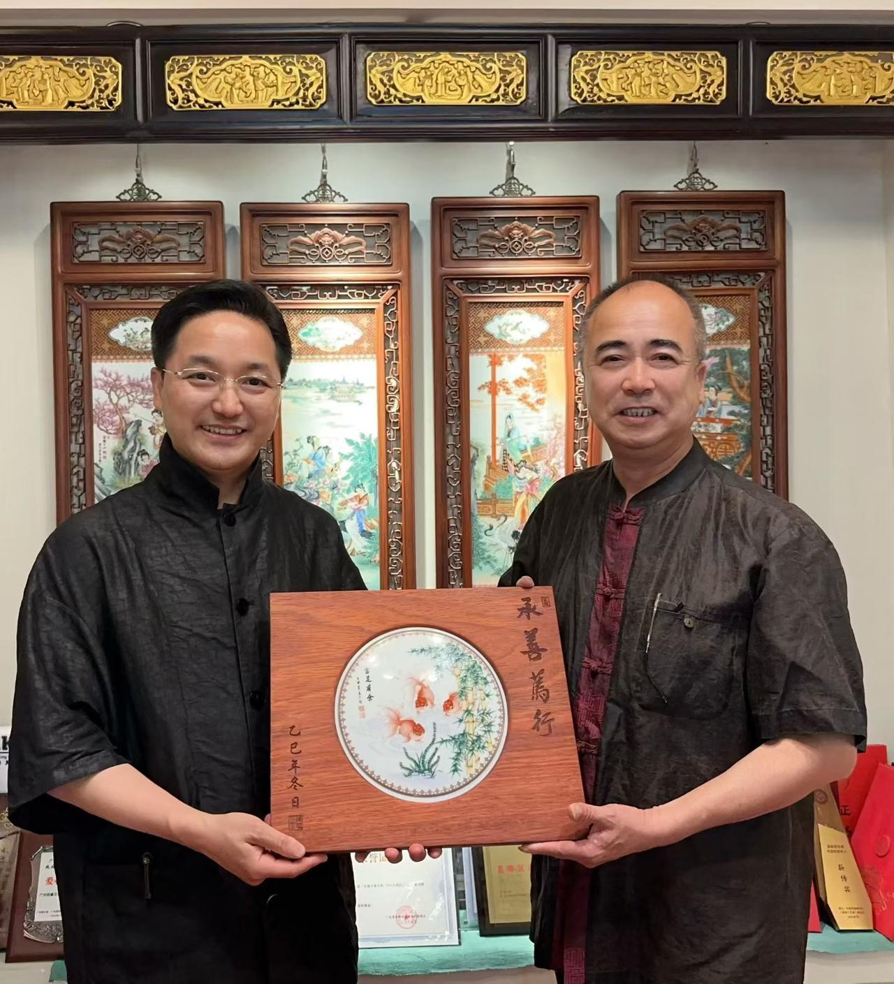 访“广彩瓷”国家级非遗传承人———谭广辉。谭广辉执瓷绘半生，熔传统广彩、国画与西
