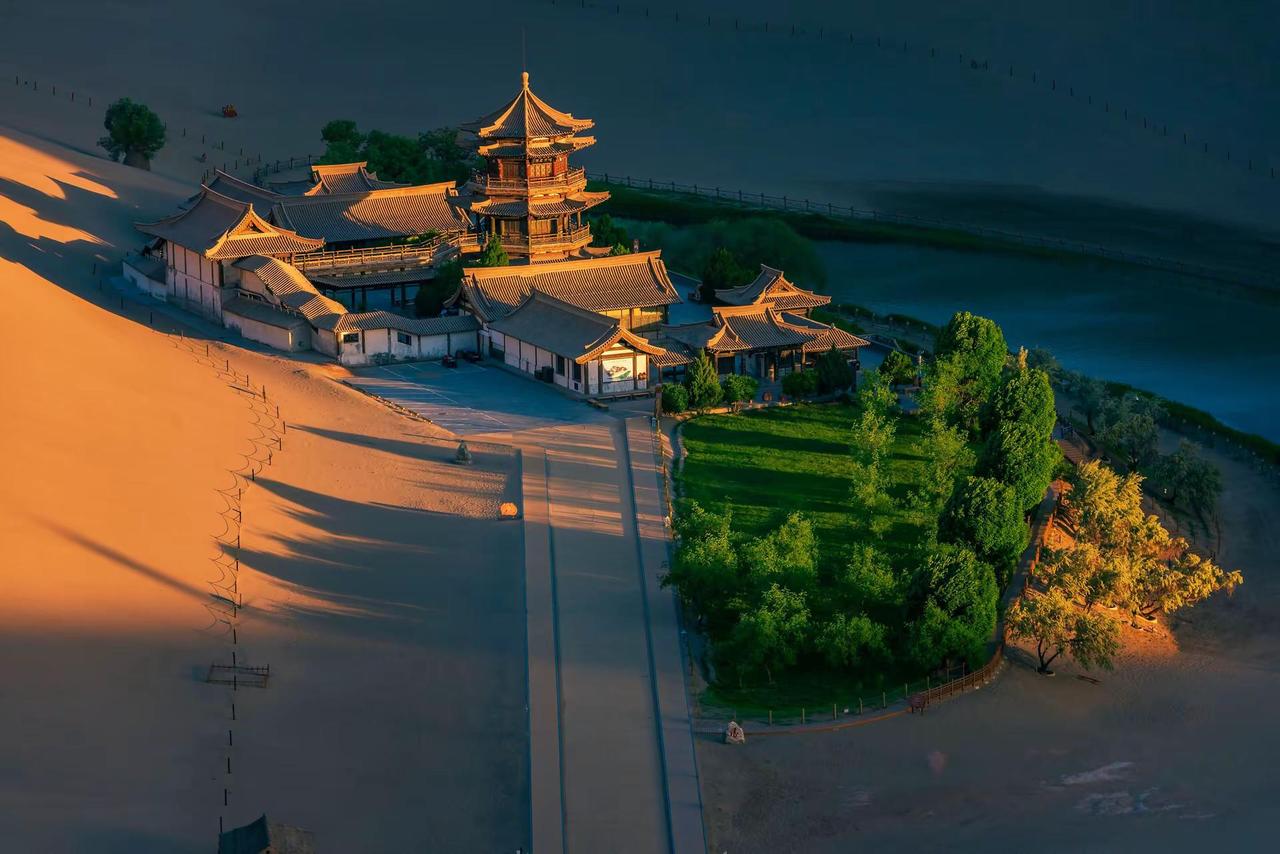 月牙泉。月牙泉古风建筑 夕阳下的中国古建筑 古风建筑之美