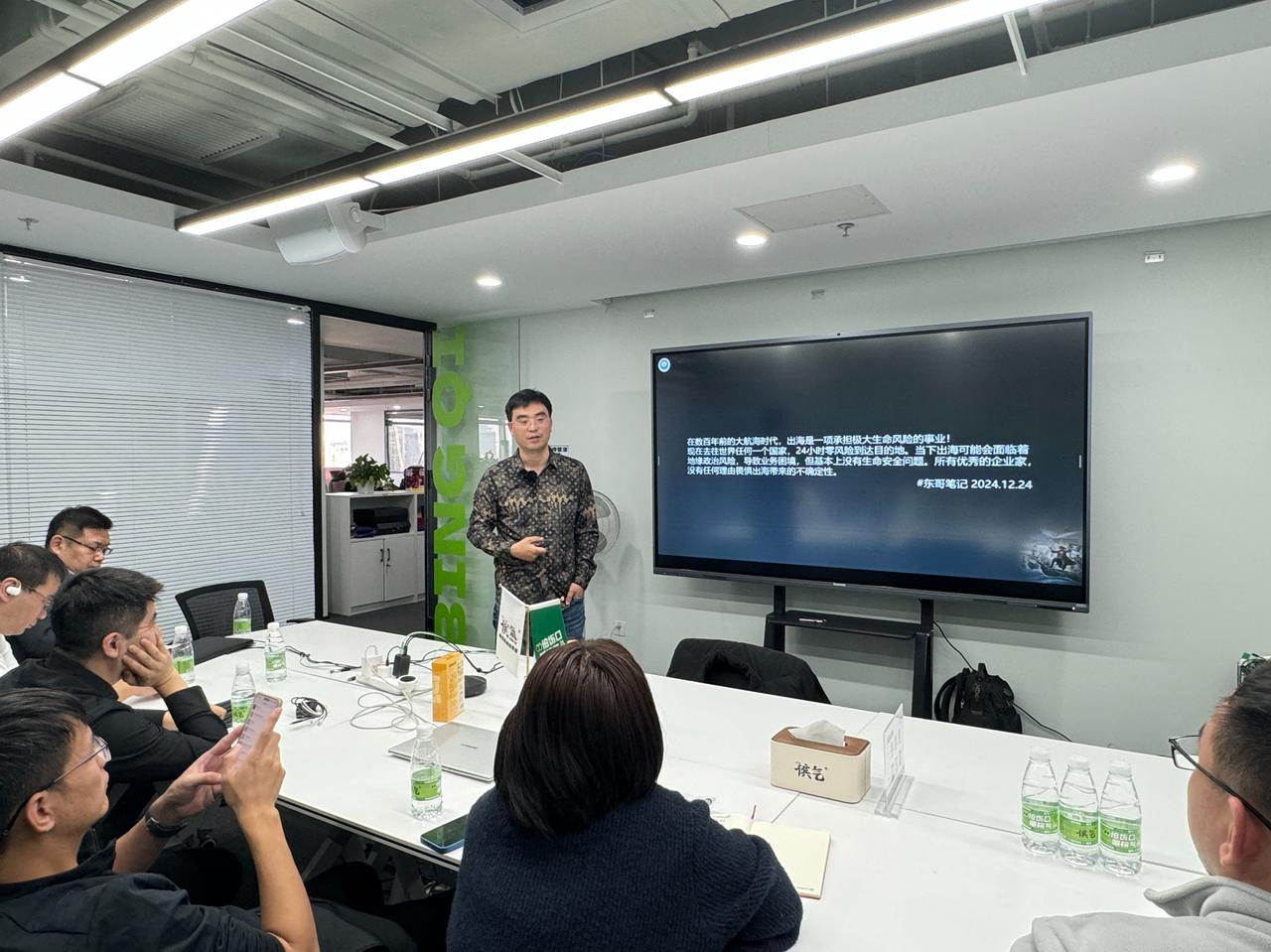 对比一下，我们今天出海的环境，比先辈好了无数倍。当年哥伦布出海，三分之一船员是从