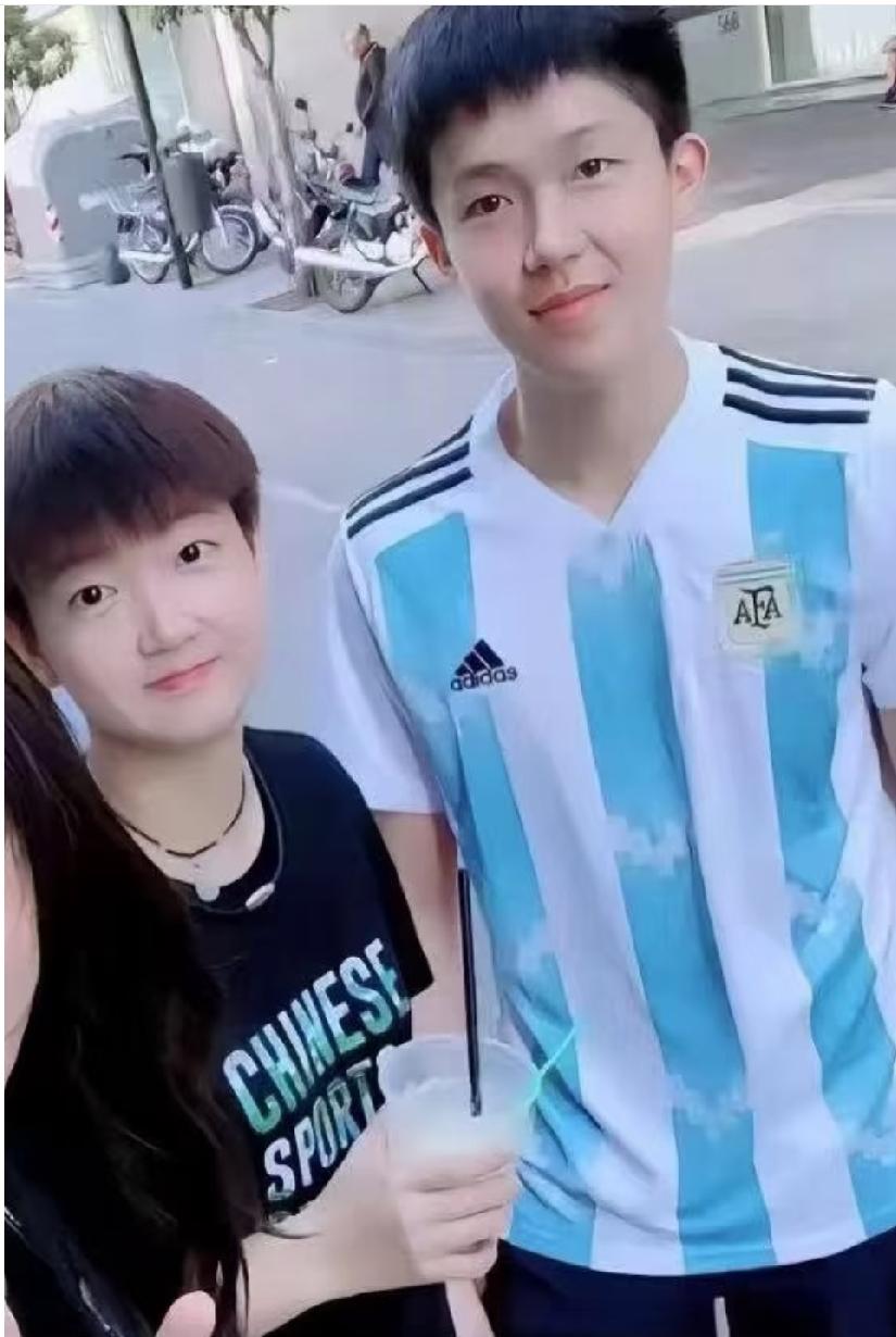 早年合照太有兄妹感了
 
王楚钦一身阿根廷球衣青涩帅气，莎莎乖乖站在旁边软乎乎的