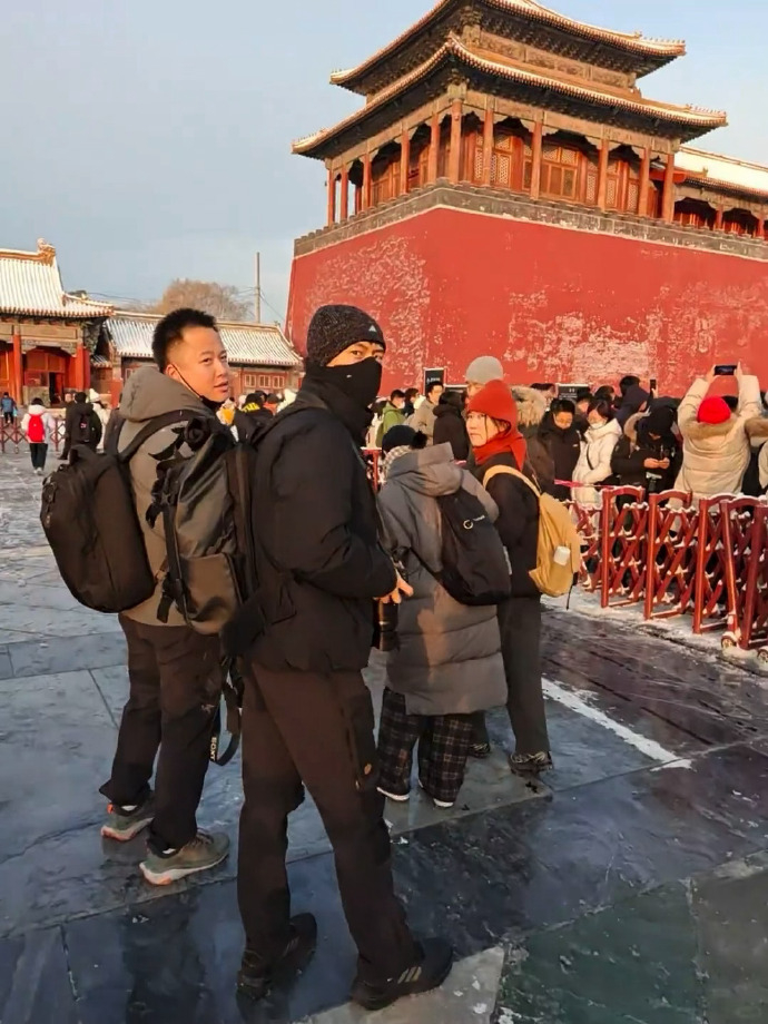 网友故宫偶遇李现 网友故宫偶遇李现，包裹严实拿着相机，摄影师又上线了！ 