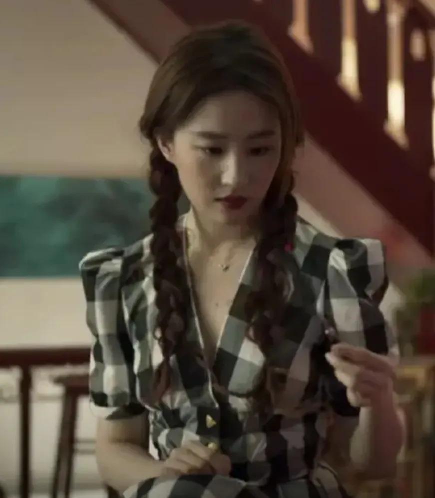 玫瑰的故事
刘亦菲在剧中的造型都很棒
唯独这个造型
入了我的眼
穿格子元素的服装