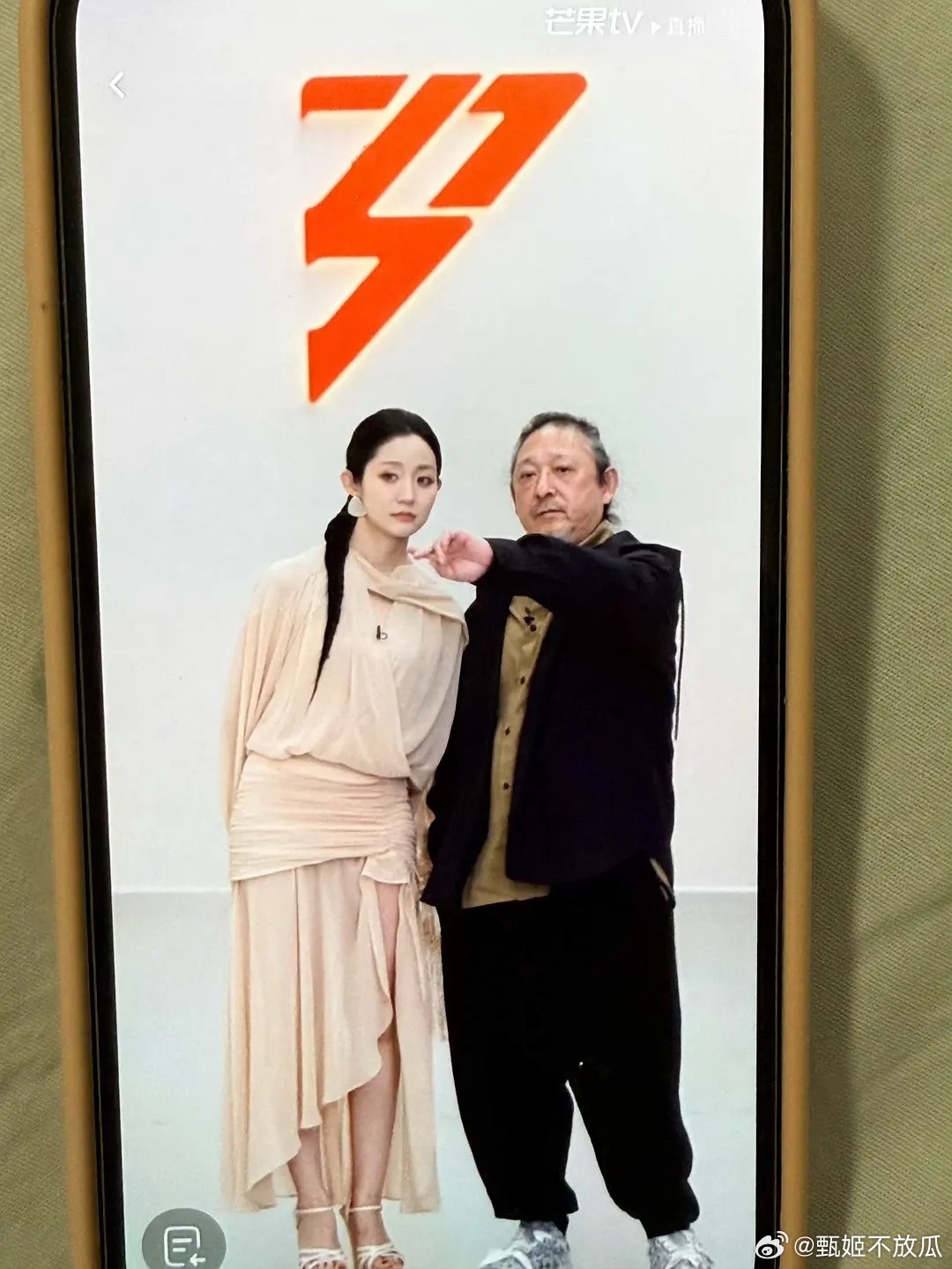 万千惠赶紧淘汰吧，怎么哪都带着她老公，还以为带她爷爷来了。还阔别舞台n年了带货少