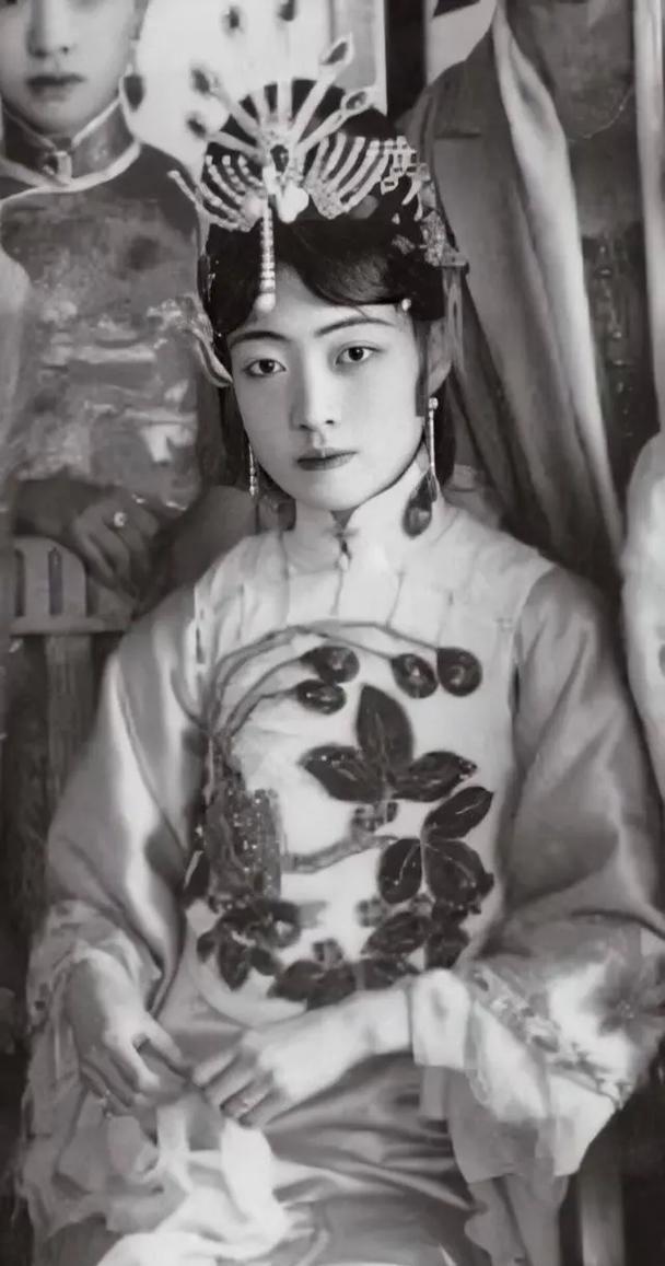 晚清时期，婉容把太监孙耀庭叫进闺房，命令他伺候自己冲澡，谁知，当她解开衣衫，孙耀