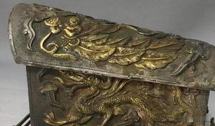 一口巴掌大的金棺，被一条唐朝的丝带系着蝴蝶结，封了整整1300年。全中国最顶尖的