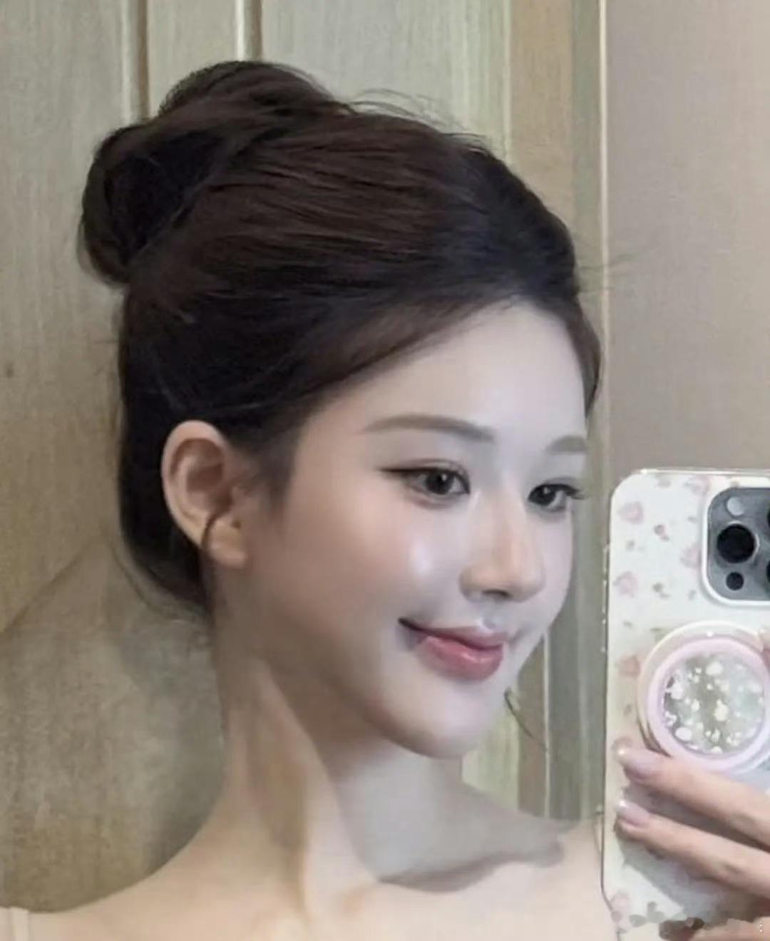 这样相对比，是不是还是早期的赵露思更讨喜一些？ 