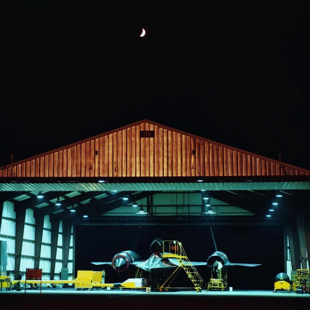 #大厂自拍# 洛克希德·马丁暗模式： SR-71“黑鸟”侦察机采用流线型机身，钛