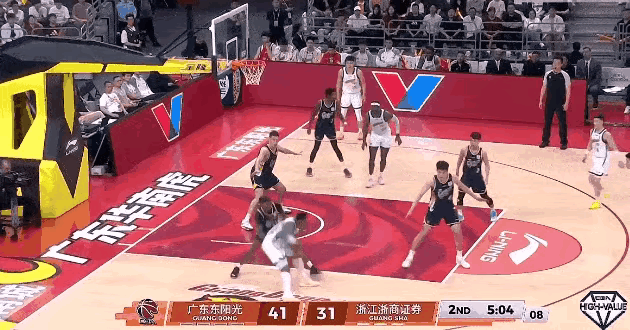 广东队内线面临严重考验！
广夏队塔克背推麦考尔，杀入内线，我发现此时五名广东队球