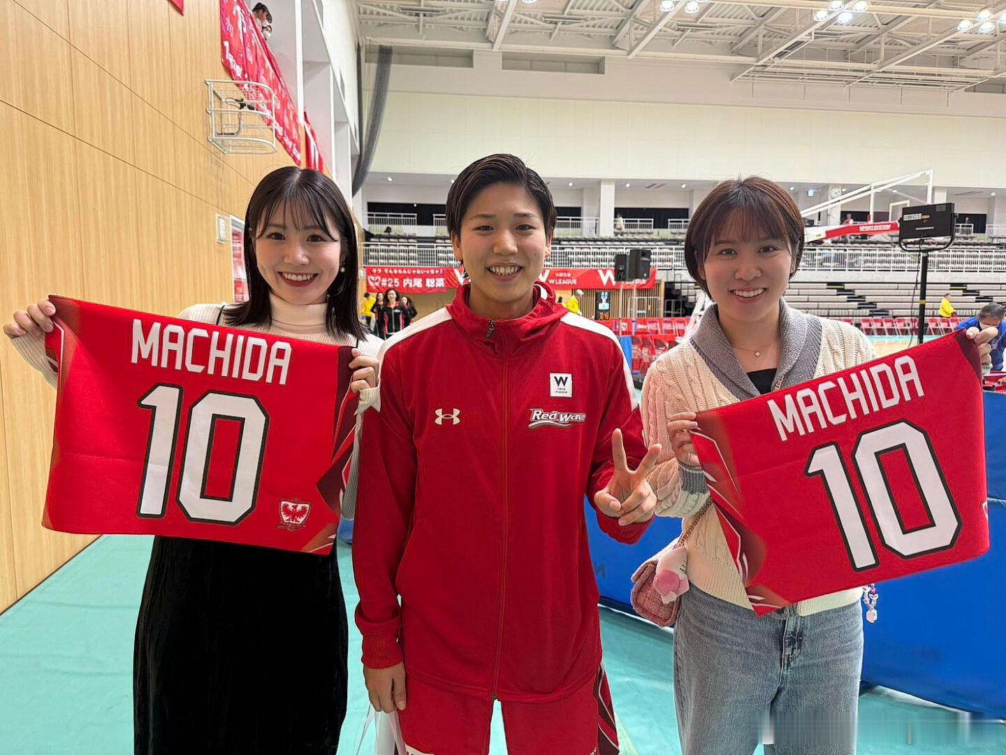 志田千阳和平野美宇一起去看篮球比赛🏀为选手应援 