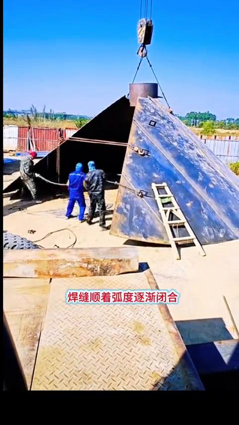 师傅老手艺。
好手艺从不过时。一块普通铁板经师傅手工丈量裁剪，没有精密仪器，全凭