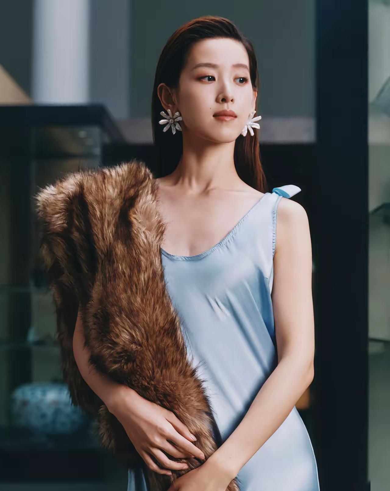 刘强东的媳妇章泽天！
章泽天摇身变成Vogue客座总监直接刷屏！这回不光掌镜杂志