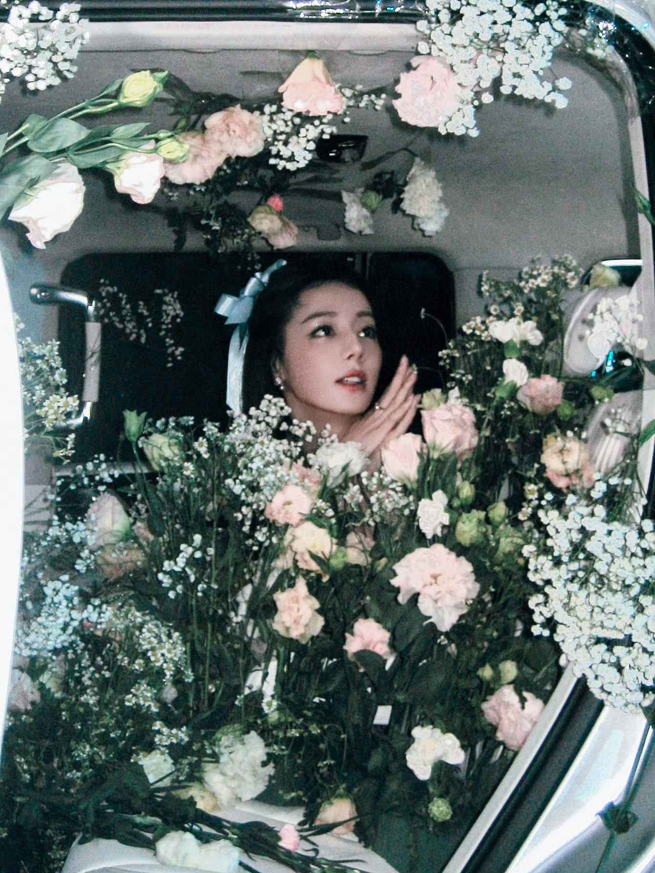 #掉进花丛里的迪丽热巴#掉进花丛里的迪丽热巴比花朵💐还要娇艳[给你小心心]#迪