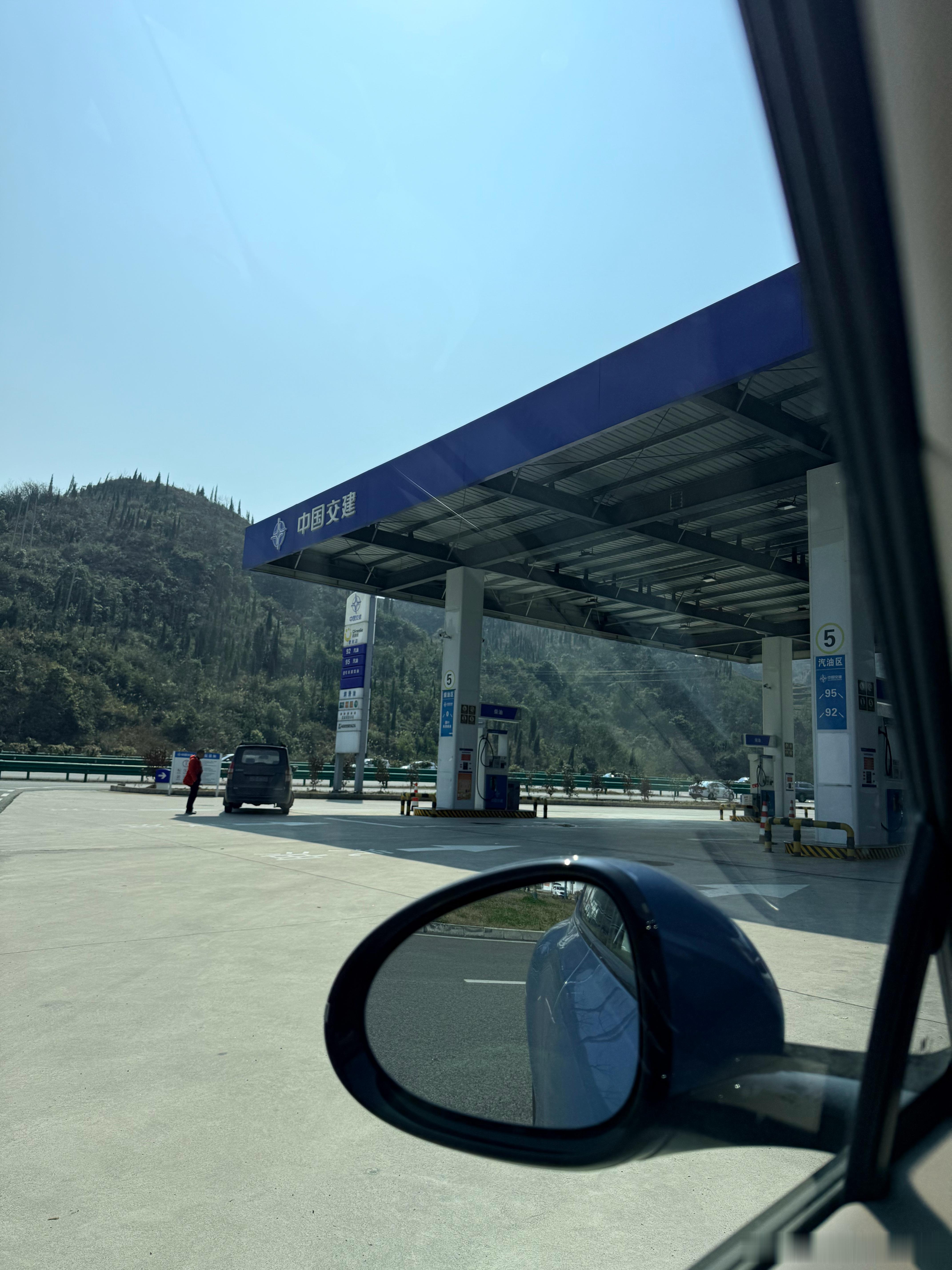 中国交建加油站，什么杂牌加油站啊上个服务区油箱就清空，发动机多次尝试启动无果但加