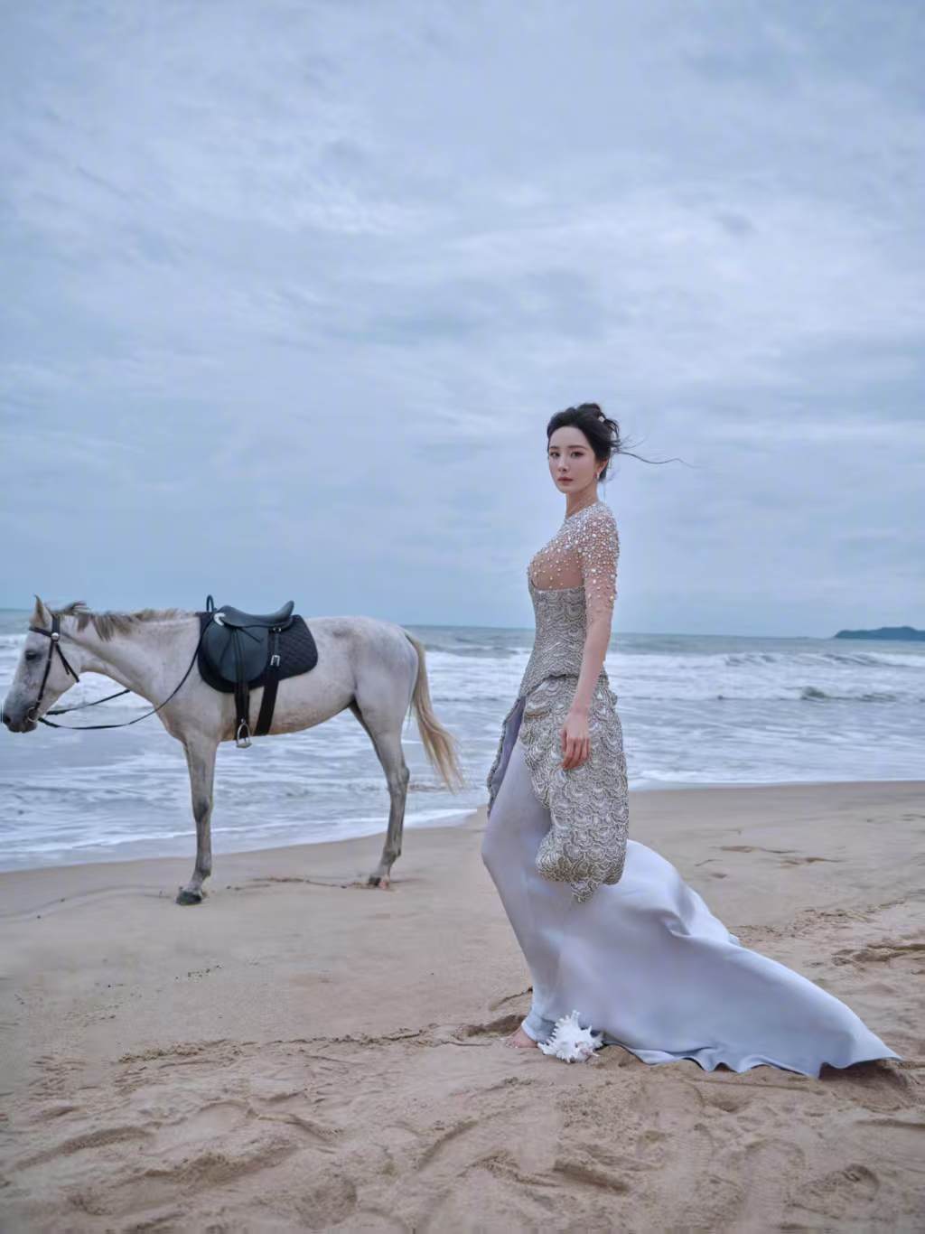 海把珍藏都绣在了杨幂的裙上杨幂ELLE造型女明星ELLE出图 海边的杨幂，以EL