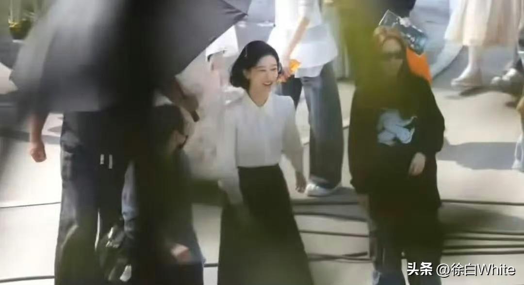 3月18日，华策前往杨紫《玉兰花开君再来》剧组探班，此次诚意满满一共三件事！
第