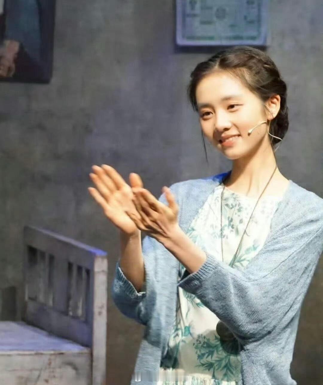 黄多多好像年轻的刘诗诗她更像她妈孙莉啊。 ​​​