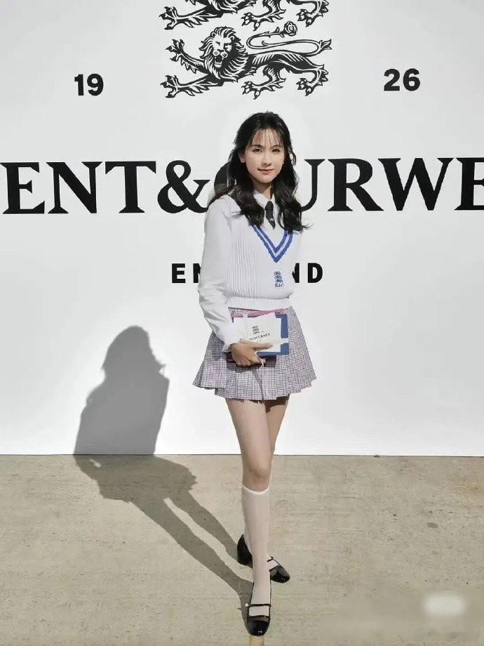 陈都灵曾是惊艳众人的“南航校花”，颜值出众。然岁月流转，状态似有起伏，虽非“原生