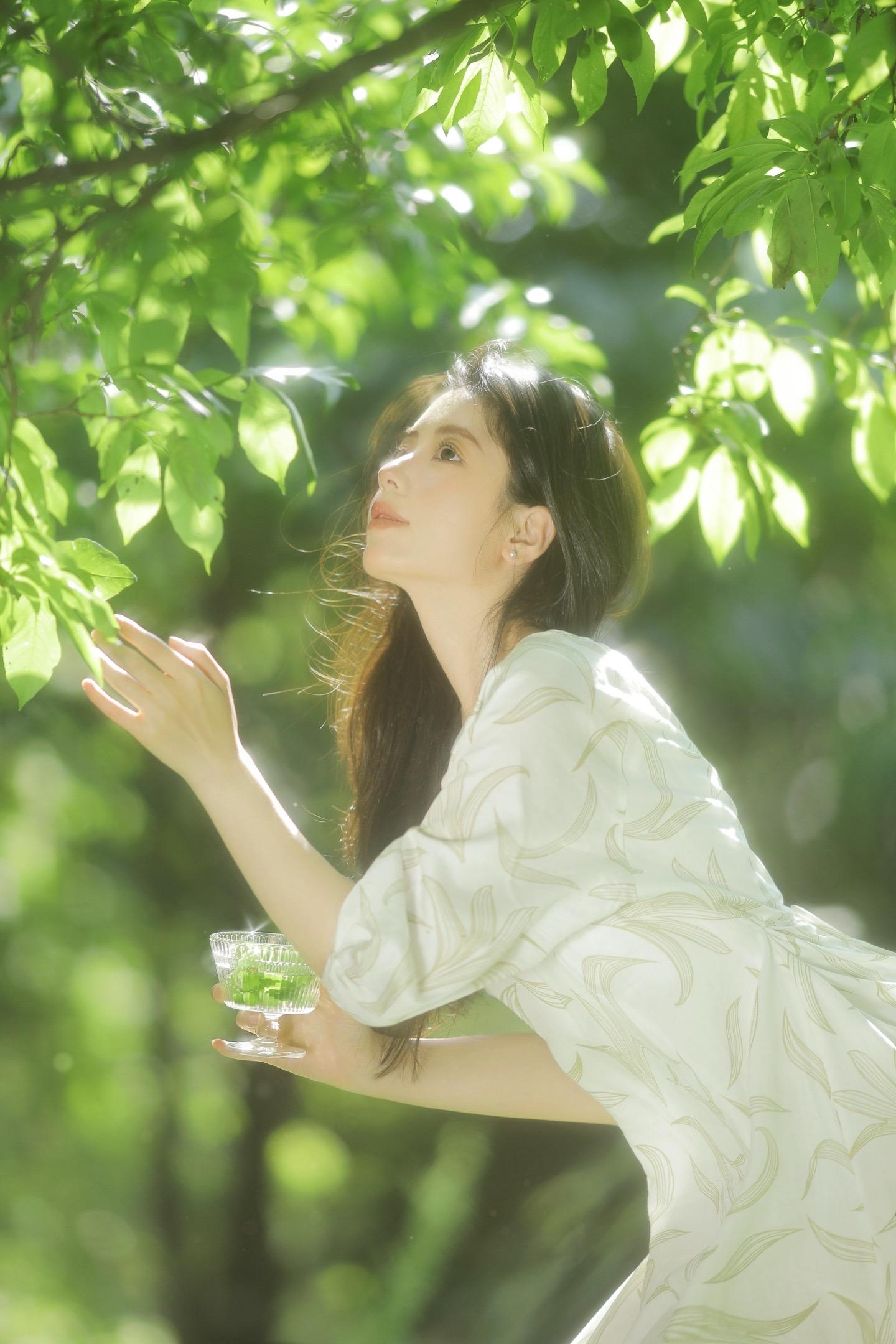 少女心事散落在绿荫里🌿。