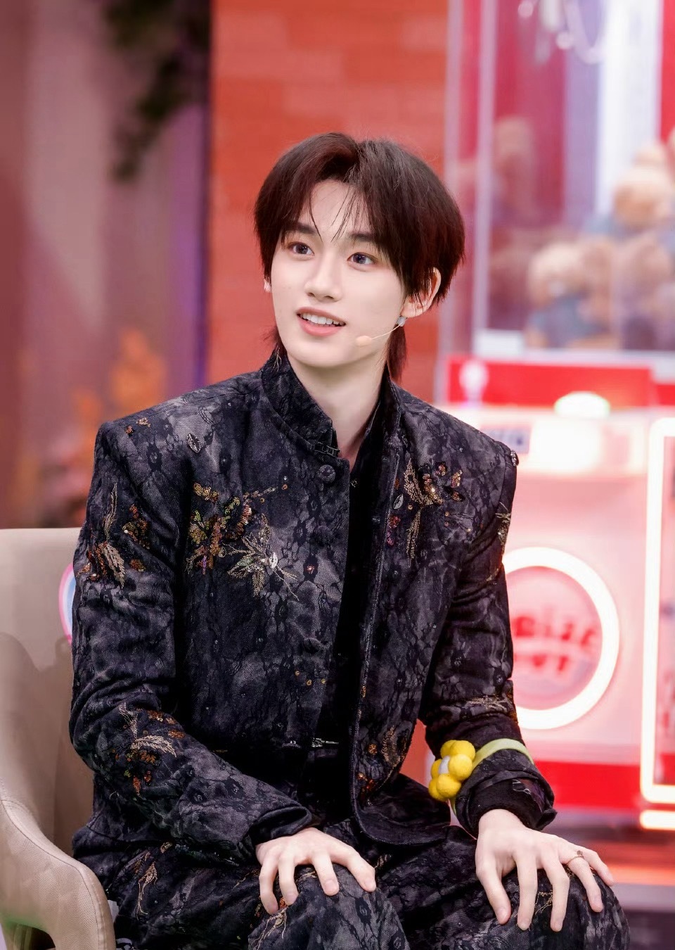 丁程鑫男神是一种感觉丁程鑫可酷可萌，只需浅浅出手就可以俘获一群人！你好星期六