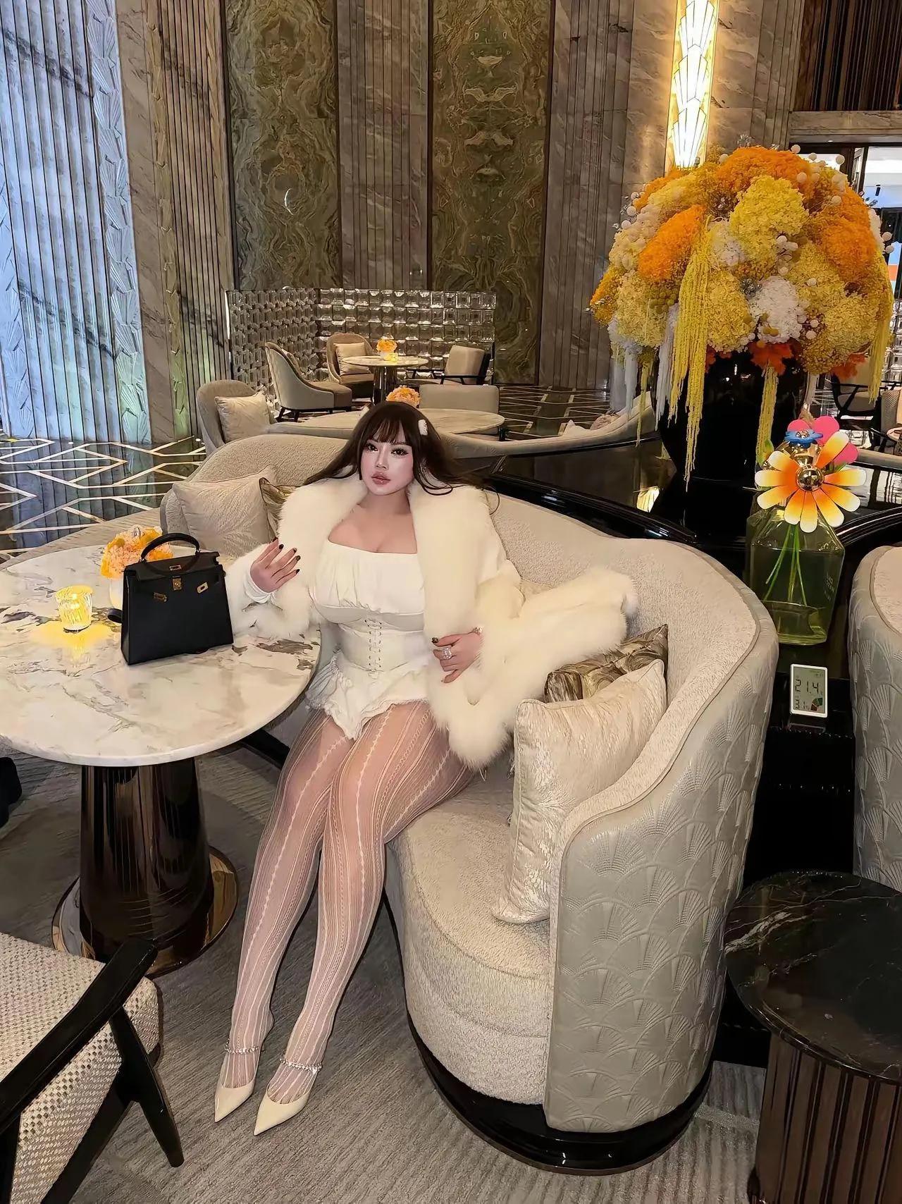 一看就是一位大富婆，羡慕吧！