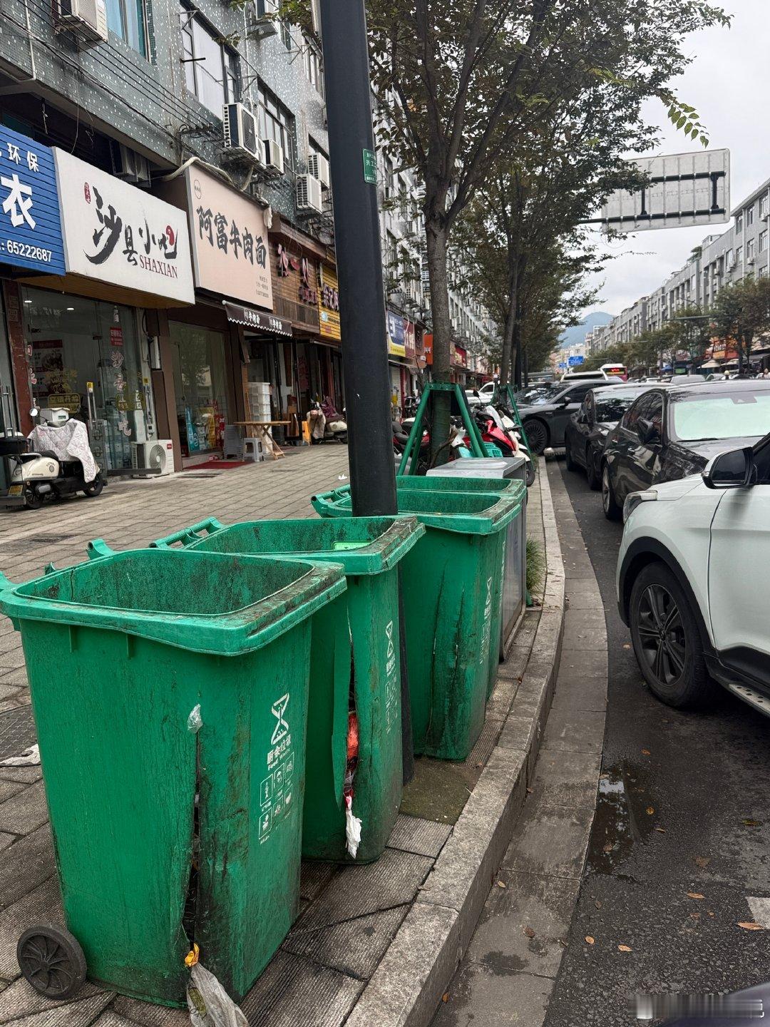 【市民实拍宁波宁海街头城市管理小问题 】网友投稿：在宁海街头，看到了这一幕，无语