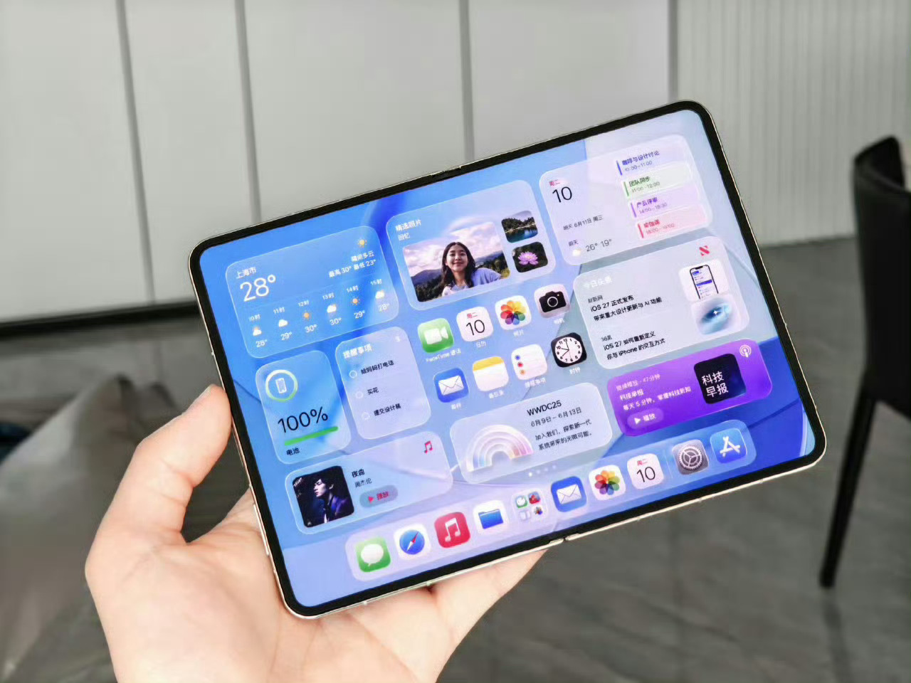 iPhone折叠屏上手这图做得还挺逼真，如果iPhone 折叠屏能做到这种程度，