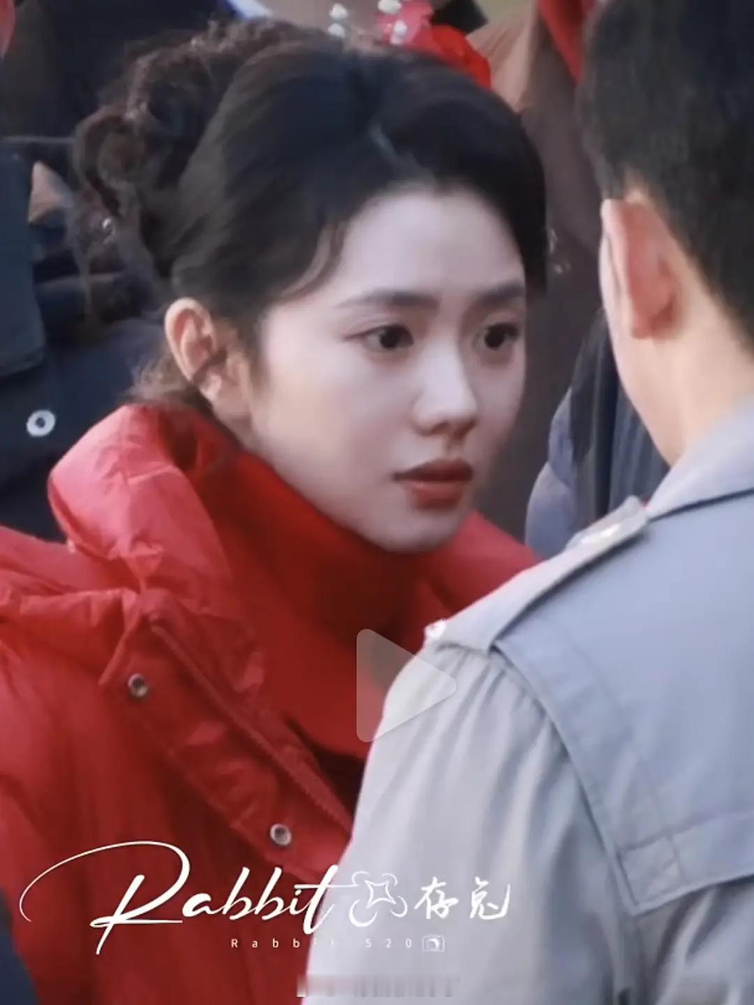 来看刘浩存最新路透，美顺的大婚之日，是不是还挺有年代感的？ 