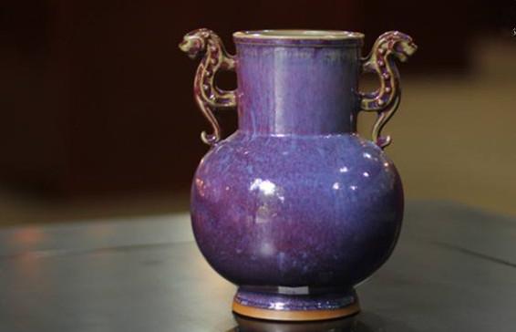 玩当代收藏必玩的五大精品：1、青花 "青花。当代瓷器的'当家花旦'！不是只有元青